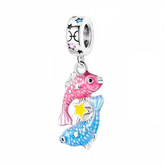 Plongez dans l’univers onirique du signe des Poissons avec ce charm pendentif en argent 925, représentant deux poissons enlacés dans une danse harmonieuse. L’un est délicatement teinté de rose, l’autre d’un bleu océan profond, rehaussés d’étoiles scintillantes et d’un motif lumineux glow in the dark qui brille dans l’obscurité. Ce bijou capture la sensibilité, l’intuition et la douceur caractéristiques de ce signe d’eau. Un accessoire unique pour les natifs des Poissons ou comme cadeau symbolique et élégant
