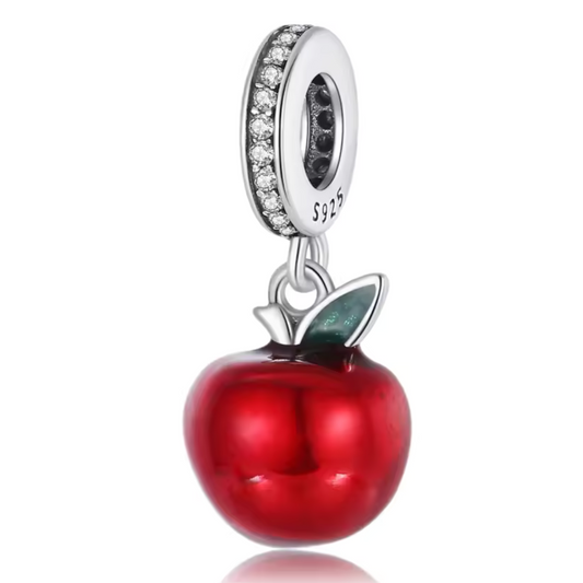Ajoutez une note croquante et élégante à votre bracelet avec le Charm Pomme, minutieusement façonné en argent 925 et orné d'un émail rouge éclatant. Ce bijou délicat représente la pomme, symbole universel de santé, de connaissance et de tentation.

Parfait pour les amateurs de symboles significatifs ou de designs inspirés par la nature, ce charm est compatible avec les bracelets Pandora et similaires.
