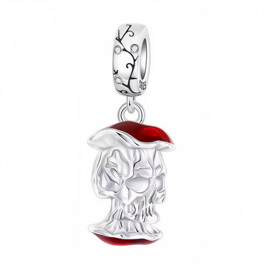 Sublimez vos bijoux d’une touche mystérieuse et envoûtante avec ce charm Pomme Empoisonnée Crâne ! Cette création audacieuse en argent 925 met en scène une pomme croquée aux magnifiques détails sculptés, dont le fruit dévoile un visage de crâne inquiétant, façon conte de fées sombre. Le rouge profond de l’émail recouvrant le dessus et le dessous de la pomme contraste à merveille avec le métal brillant, pour un effet à la fois élégant, gothique et insolite. L’attache est ornée d’arabesques noires et de petit