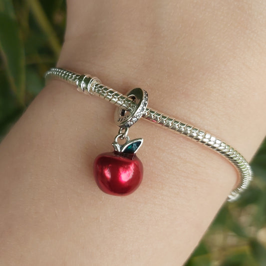 Ajoutez une note croquante et élégante à votre bracelet avec le Charm Pomme, minutieusement façonné en argent 925 et orné d'un émail rouge éclatant. Ce bijou délicat représente la pomme, symbole universel de santé, de connaissance et de tentation.

Parfait pour les amateurs de symboles significatifs ou de designs inspirés par la nature, ce charm est compatible avec les bracelets Pandora et similaires.
