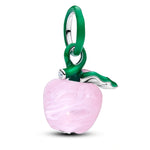 Apporte une touche de fraîcheur et de fantaisie à ton bracelet avec ce charm en argent sterling 925 en forme de pomme rose, délicatement surmontée d’une tige verte. Son design original et lumineux évoque la douceur, la nature et une élégance pleine de pep’s. Un bijou tendre et amusant qui attire le regard avec charme.

Caractéristiques :

- Matière : Argent 925.
- Design : Pomme rose avec tige verte, finitions brillantes et détaillées.
- Dimensions : Taille standard charm (~1,7 cm hauteur env., trou 3 mm co