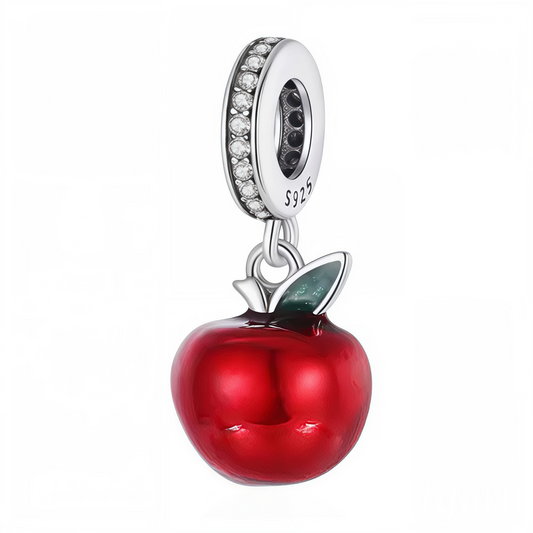 Ajoutez une note fruitée et éclatante à votre bracelet avec ce charm élégant en forme de pomme rouge ! Réalisé en Argent 925 (S925), il met en valeur une pomme rouge brillante ornée de deux feuilles vertes et d’une bélière pavée de petits cristaux scintillants. Un design raffiné et coloré, idéal pour les fans de nature, les gourmands ou pour offrir un clin d’œil vitaminé à une collection de charms.