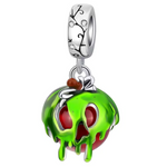 Ce charm Halloween terrifiant enchante une pomme rouge luisante aux reflets sombres, couverte de coulures vertes visqueuses formant un crâne grimaçant au sommet avec orbites vides et rictus menaçant. Une tige rouge et feuille assortie ajoutent réalisme macabre au pendentif, encadré de branches ajourées ornées de cristaux blancs. Symbole de tentation funeste et frissons festifs, il empoisonne les bracelets d'une malice automnale irrésistible.

Caractéristiques

Matière : Argent 925 avec émail rouge vert et c