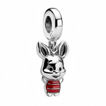 Apportez une touche de tendresse à votre collection de bijoux avec ce charm pendentif en argent 925 représentant Porcinet, le fidèle ami de Winnie l’Ourson. Tout en douceur, ce bijou met en scène Porcinet debout, vêtu d’un adorable habit rouge émaillé, symbole de chaleur et d’innocence. Un accessoire délicat, parfait pour les amateurs de l’univers Disney et des pièces pleines d’émotion.