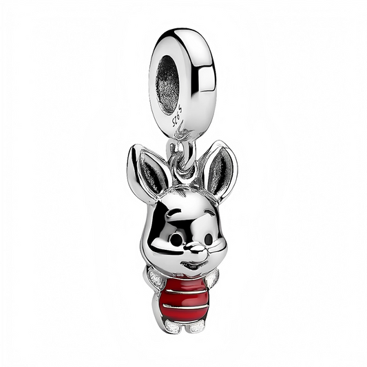 Apportez une touche de tendresse à votre collection de bijoux avec ce charm pendentif en argent 925 représentant Porcinet, le fidèle ami de Winnie l’Ourson. Tout en douceur, ce bijou met en scène Porcinet debout, vêtu d’un adorable habit rouge émaillé, symbole de chaleur et d’innocence. Un accessoire délicat, parfait pour les amateurs de l’univers Disney et des pièces pleines d’émotion.