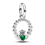 Apporte une touche symbolique et élégante à ton bracelet avec ce charm porte-bonheur argenté et vert. Son design raffiné évoque la chance, la protection et l’énergie positive, tout en ajoutant une note lumineuse et délicate à ta collection. Un bijou plein de sens, parfait à offrir ou à porter au quotidien comme un talisman.

Caractéristiques :

-&nbsp;Matière : Argent 925.
-&nbsp;Design : Charm porte-bonheur avec détails verts et finition brillante.
-&nbsp;Dimensions : Taille délicate et confortable à porte