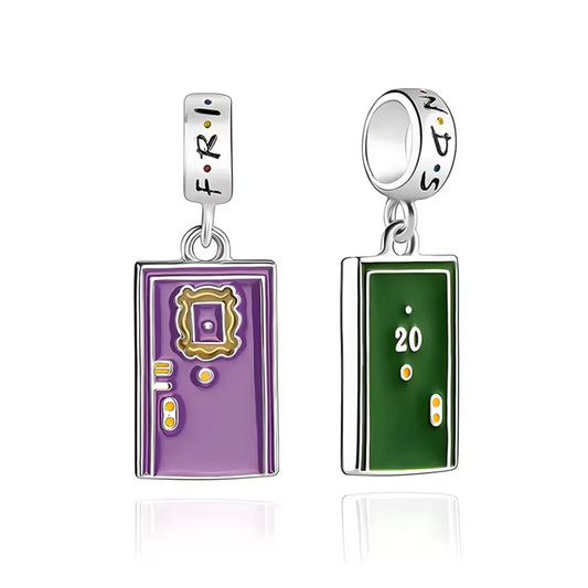 Ce charm pendentif est une reproduction fidèle de la célèbre porte de l'appartement de Monica, dans la série "Friends". Doté du cadre violet emblématique, il capture parfaitement l’esprit de la série, idéal pour tout fan souhaitant porter un rappel des moments inoubliables partagés avec leurs amis à New York.