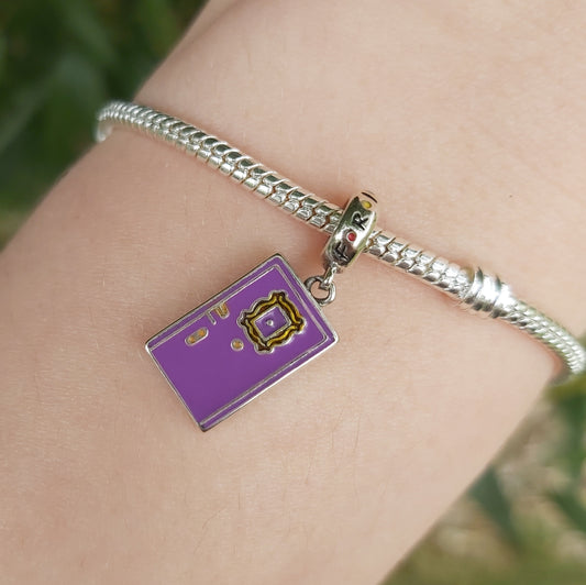 Ce charm pendentif est une reproduction fidèle de la célèbre porte de l'appartement de Monica, dans la série "Friends". Doté du cadre violet emblématique, il capture parfaitement l’esprit de la série, idéal pour tout fan souhaitant porter un rappel des moments inoubliables partagés avec leurs amis à New York.