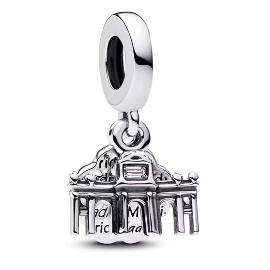 Offrez à votre bijou une touche d’histoire et de culture espagnole avec ce charm représentant la célèbre Porte d’Alcalá. Situé au cœur de Madrid, ce monument emblématique symbolise l’entrée dans la ville royale et l’élégance architecturale du XVIIIe siècle. En version argentée, ce charm raffiné rend hommage à l’art et au patrimoine européen.