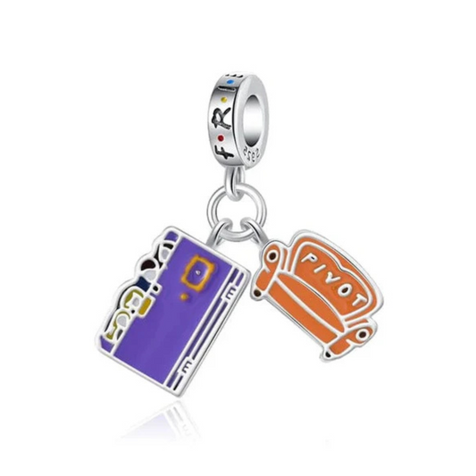 Plongez dans l’univers légendaire de Friends avec ce charm mettant en vedette la célèbre porte violette et le canapé emblématique du Central Perk. Fabriqué en argent 925, ce bijou rend hommage aux moments chaleureux et hilarants qui se déroulaient autour de ces symboles cultes. Parfait pour les fans inconditionnels de la série, ce charm est une célébration de l’amitié, de l’humour et des souvenirs intemporels.