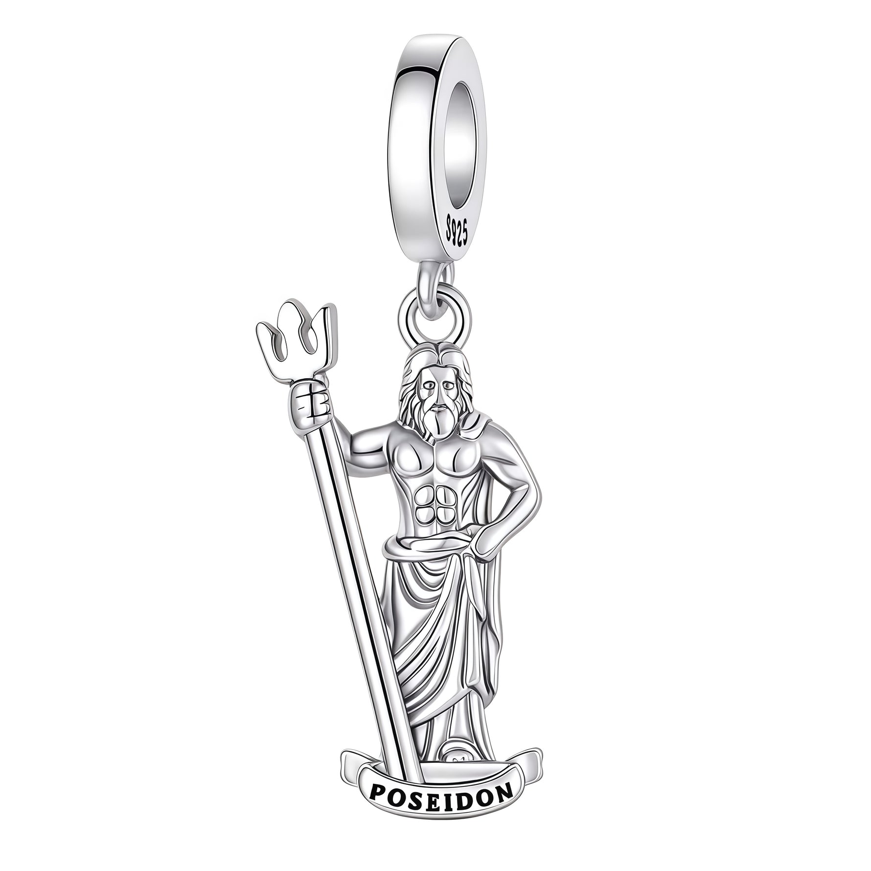 Charm pendentif majestueux représentant Poséidon, le dieu grec des mers et des océans. Finement travaillé en argent 925, il le représente avec sa longue barbe, son trident emblématique et une silhouette imposante. L’inscription « POSEIDON » vient compléter ce design inspiré de la mythologie grecque.

Caractéristiques :

- Matière : Argent 925.
- Design : Poséidon tenant son célèbre trident, avec l’inscription « POSEIDON ».
- Style : Mythologique, puissant, majestueux et intemporel.
- Symbolique : Force, pui
