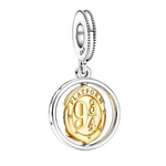 Embarque pour Poudlard avec ce charm Poudlard Express Harry Potter en argent sterling 925, locomotive rouge iconique à vapeur qui traverse la voie 9¾ depuis King's Cross. Sculptée en mini-train précis avec cheminée fumante, tender et roues dentées, elle file vers Pré-au-Lard chargée de sorciers, friandises et mystères. Suspendue à une bélière ronde compatible bracelets Pandora, ce bijou ferroviaire ensorcelé fait siffler l'aventure à ton poignet. Poinçonné S925, sans nickel et&nbsp;Trolley Witch-proof, parf
