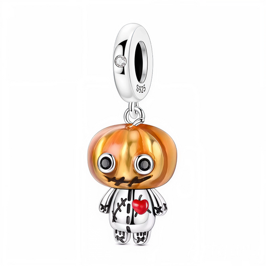 Ajoutez une touche mignonne et espiègle à vos bijoux pour Halloween avec ce charm poupée citrouille ! Ce bijou en argent 925 met en scène un petit personnage avec une grosse tête de citrouille orange nacrée, un corps cousu comme une poupée vaudou et un cœur rouge éclatant en relief. Les finitions émaillées subliment chaque détail, rendant le tout irrésistible. Un accessoire parfait pour personnaliser vos bracelets avec humour et originalité, et séduire tous les passionnés d’Halloween ou de créations décalée