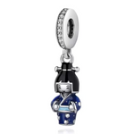 Apportez une touche d'élégance et de culture asiatique à votre collection avec ce magnifique charm représentant une poupée japonaise en kimono bleu. Réalisé en argent sterling S925, ce charm capture la beauté et la délicatesse de la tradition japonaise, avec des détails soignés sur le kimono et la coiffure. Un bijou parfait pour célébrer le Nouvel An chinois ou pour tous les amoureux de l'art et de la culture asiatique. Compatible avec les bracelets Pandora, ce charm unique saura sublimer vos tenues.