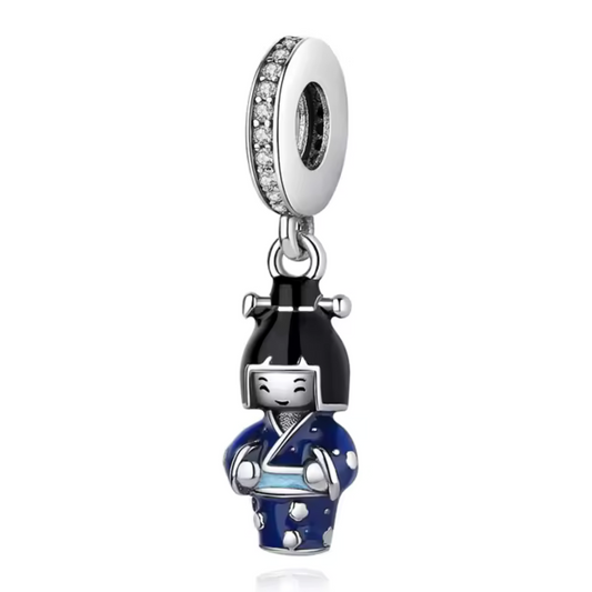 Apportez une touche d'élégance et de culture asiatique à votre collection avec ce magnifique charm représentant une poupée japonaise en kimono bleu. Réalisé en argent sterling S925, ce charm capture la beauté et la délicatesse de la tradition japonaise, avec des détails soignés sur le kimono et la coiffure. Un bijou parfait pour célébrer le Nouvel An chinois ou pour tous les amoureux de l'art et de la culture asiatique. Compatible avec les bracelets Pandora, ce charm unique saura sublimer vos tenues.