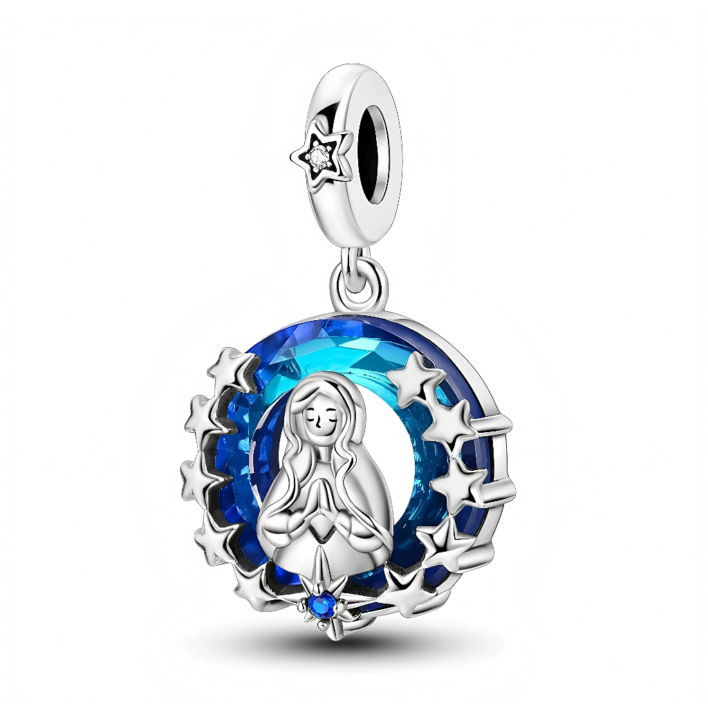 Ce charm pendant en argent 925 représente une silhouette féminine en prière, entourée d’un anneau de cristal bleu facetté qui évoque le ciel nocturne. Autour du cercle, des étoiles argentées en relief et une petite pierre bleue en forme d’étoile à la base renforcent l’effet céleste, tandis que la bélière est décorée d’une étoile ajourée sertie d’un zircon.

Caractéristiques :
Matière : Argent 925 avec cristal bleu et zirconia transparents.
Design : Silhouette priante au centre d’un anneau de cristal, entour