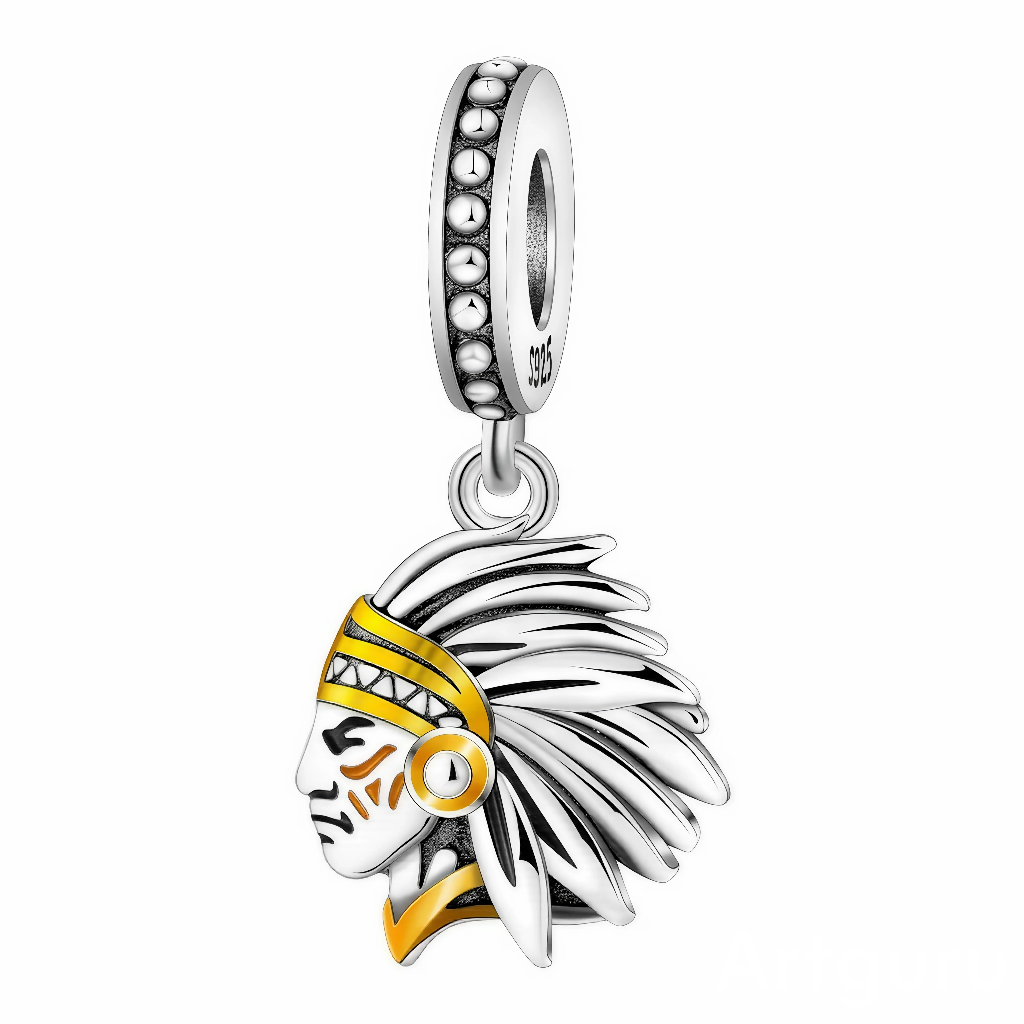 Ce charm pendentif en argent représente un profil stylisé portant une grande coiffe de plumes détaillées, soulignée de touches d’émail doré sur le bandeau, l’ornement d’oreille et le col. La bélière perlée renforce le côté travaillé et ancien du bijou, pour un style fort et symbolique.