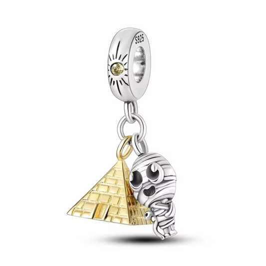 Embarquez pour une aventure fascinante avec ce charm représentant une pyramide et une momie, symbole de l'Égypte ancienne et de ses mystères. Fabriqué en argent 925, ce bijou rend hommage à l’histoire et au patrimoine riche des pharaons, évoquant des trésors cachés et des légendes éternelles. Parfait pour les passionnés d’histoire, d’archéologie ou de destinations exotiques, ce charm apporte une touche unique et énigmatique à votre collection.