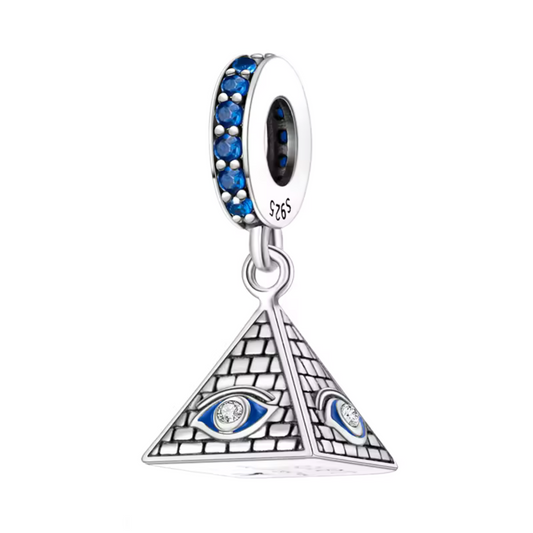Ajoutez une touche d’histoire et de mystère à votre collection avec ce charm représentant une pyramide égyptienne. Symbole des grandes civilisations antiques et de leur ingéniosité architecturale, ce bijou en argent 925 rend hommage aux trésors intemporels de l’Égypte. Parfait pour les passionnés de voyages, d’histoire ou de culture, ce charm évoque la grandeur et l’aura mystique des pharaons.