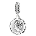 Charm pendentif élégant représentant le profil de la reine Elizabeth II, finement travaillé en argent 925. Son design en médaillon, orné d’une couronne et de détails délicats, rend hommage à une figure emblématique de la monarchie britannique. Une pièce raffinée et symbolique qui apportera une touche historique et prestigieuse à votre collection de bijoux.

Caractéristiques :

- Matière : Argent 925.
- Design : Médaillon représentant le profil de la reine Elizabeth II couronnée.
- Style : Royal, élégant et 