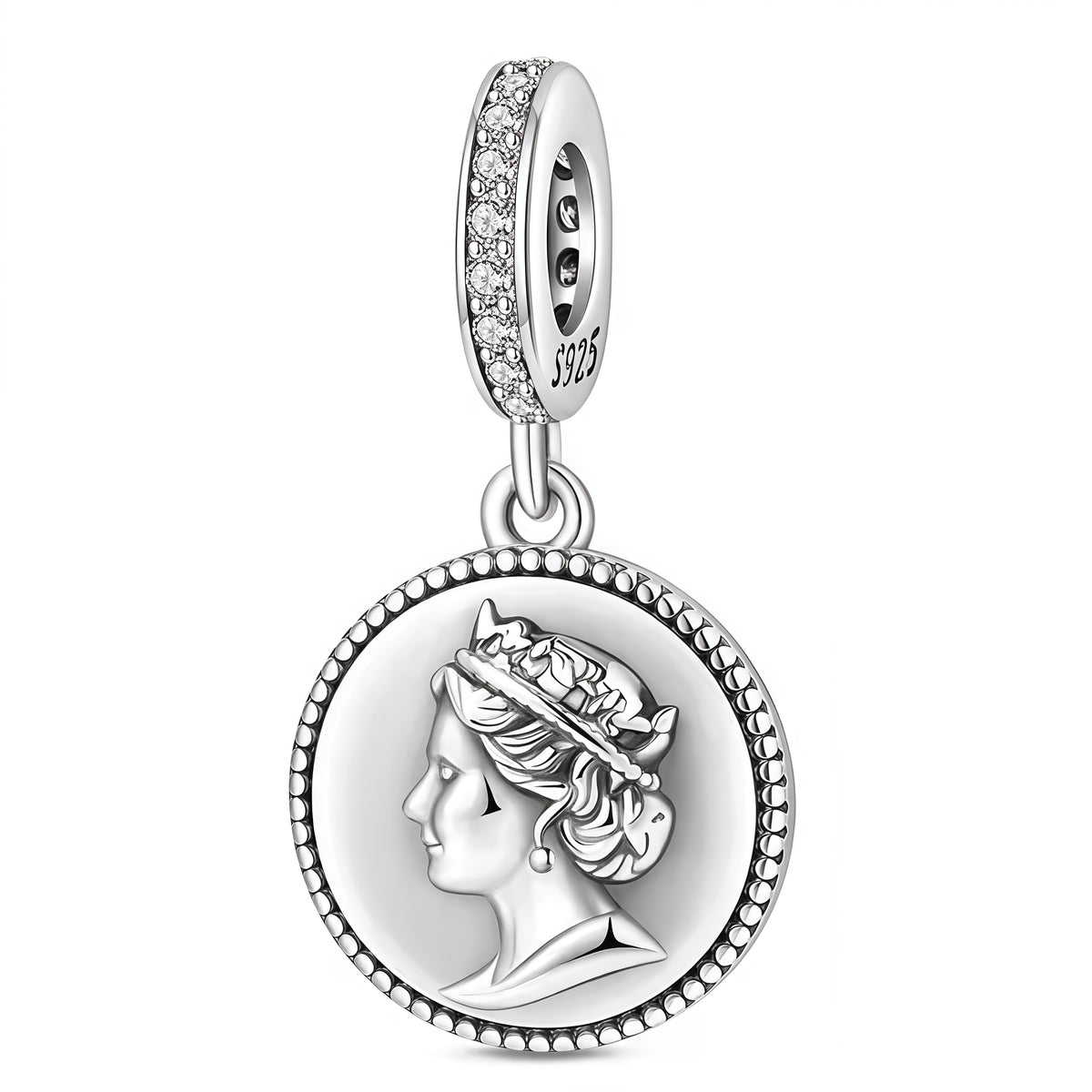 Charm pendentif élégant représentant le profil de la reine Elizabeth II, finement travaillé en argent 925. Son design en médaillon, orné d’une couronne et de détails délicats, rend hommage à une figure emblématique de la monarchie britannique. Une pièce raffinée et symbolique qui apportera une touche historique et prestigieuse à votre collection de bijoux.

Caractéristiques :

- Matière : Argent 925.
- Design : Médaillon représentant le profil de la reine Elizabeth II couronnée.
- Style : Royal, élégant et 