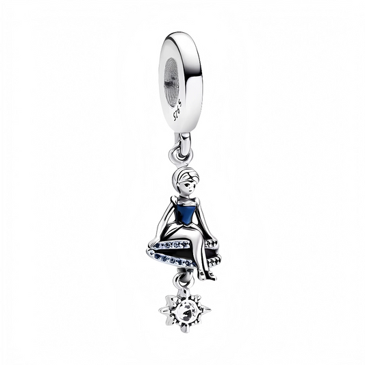 Apportez une touche de majesté et de magie glacée à votre collection avec ce charm pendentif en argent 925 représentant la Reine des Neiges assise, élégante et sereine. Finement détaillée, elle évoque la puissance douce et le charme hivernal, parfait pour celles et ceux qui aiment mêler féerie et originalité dans leurs bijoux. Un bijou plein de grâce, idéal pour illuminer vos bracelets et colliers d’une note enchantée.