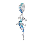 Apporte une touche puissante et marine à ton bracelet avec ce charm pendentif requin marteau. Son design en argent 925 met en valeur le profil unique du requin marteau, symbole de force, d’instinct et de liberté. Un bijou original et élégant, parfait pour les amoureux de l’océan et des pièces au caractère affirmé.

Caractéristiques :

- Matière : Argent 925.
- Design : Pendentif requin marteau avec finitions soignées.
- Dimensions : Taille délicate et confortable à porter.
- Style : Bijou marin, audacieux e