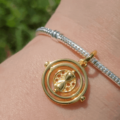 Voyagez dans le temps avec élégance grâce à ce pendentif inspiré du Retourneur de Temps. Fabriqué en argent sterling 925 et orné de détails brillants, ce pendentif capturera l’essence magique et mystérieuse de cet objet emblématique de l'univers de Harry Potter. Avec son design raffiné et ses incrustations scintillantes, ce pendentif est parfait pour les amateurs de la saga qui souhaitent ajouter une touche de mystère et de sophistication à leur collier ou bracelet.