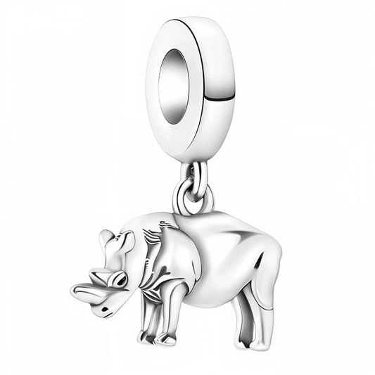 Faites rugir votre collection de bijoux avec ce charm pendentif en argent 925 représentant un rhinocéros majestueux. Symbole de force et de résilience, ce bijou au design élégant et travaillé est idéal pour celles et ceux qui aiment les pièces originales inspirées de la faune sauvage.