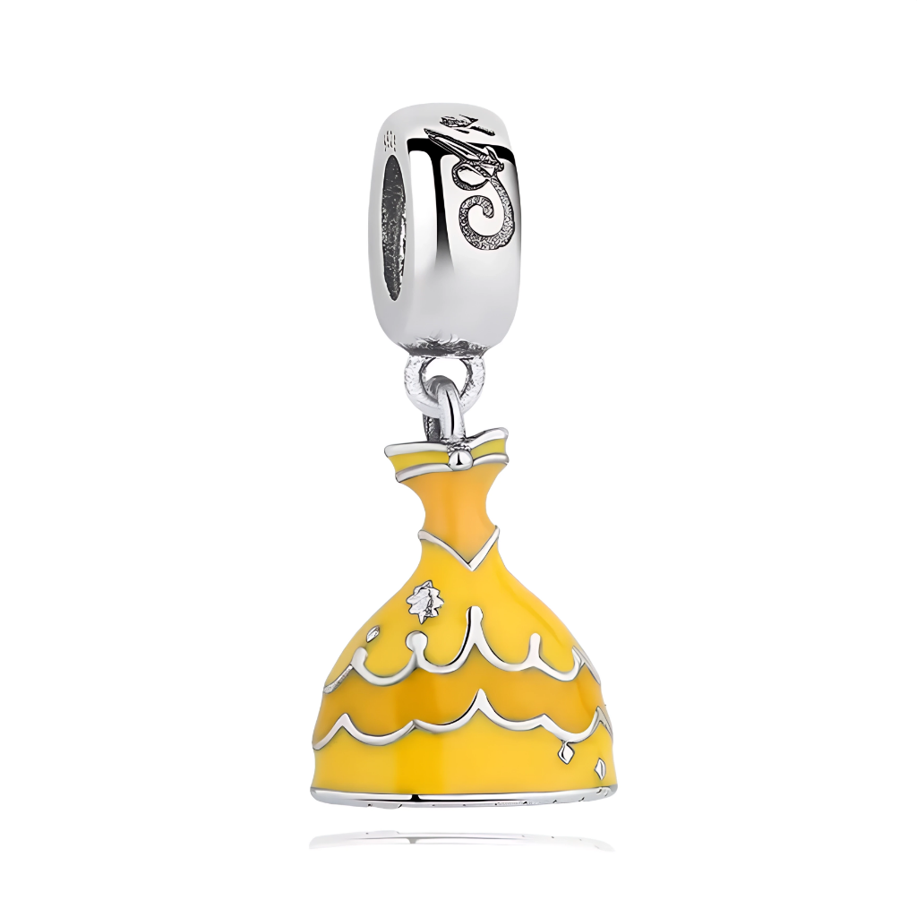 Ce charm lumineux représente une robe de bal évasée en argent sterling, habillée d’un émail jaune vif pour un rendu chaleureux et radieux. Les volants successifs de la jupe, soulignés de fins contours argentés et de petits motifs décoratifs, donnent une impression de mouvement dansant à chaque geste du poignet. Suspendue à un anneau lisse en argent poli, la robe apporte une touche de joie, d’optimisme et d’élégance festive à votre bracelet, idéale pour célébrer les instants heureux du quotidien.