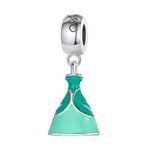 Ce charm espiègle représente une robe fluide au buste ajusté en argent sterling, ornée d’une émail vert menthe vif pour un look frais et marin. Les détails ondulés sur buste, taille et jupe mettent en valeur son expression légère et dynamique, avec posture élancée. Symbole de complicité stylée et d’aventure aquatique, il égaye tout bracelet d’une bonne humeur estivale.