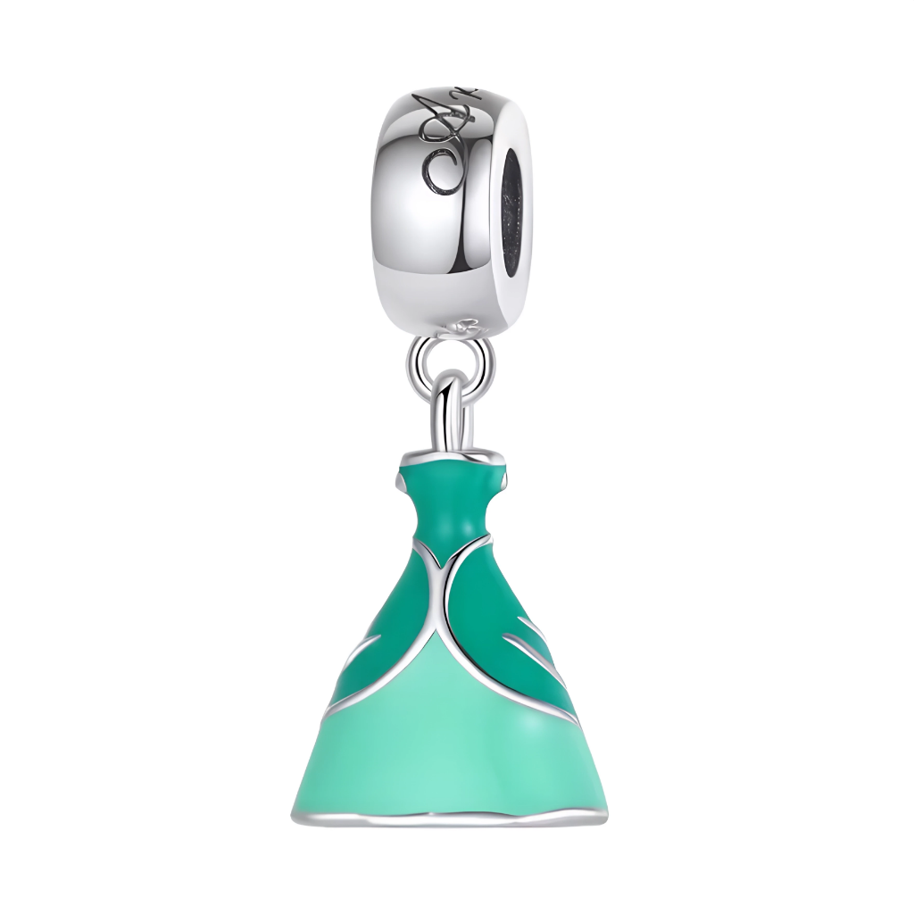 Ce charm espiègle représente une robe fluide au buste ajusté en argent sterling, ornée d’une émail vert menthe vif pour un look frais et marin. Les détails ondulés sur buste, taille et jupe mettent en valeur son expression légère et dynamique, avec posture élancée. Symbole de complicité stylée et d’aventure aquatique, il égaye tout bracelet d’une bonne humeur estivale.