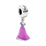 Ce charm espiègle représente une robe violette élégante suspendue en argent sterling, avec un corsage violet foncé et une jupe évasée magenta vif pour un look mode sophistiqué. Les contours brillants et les détails émaillés mettent en valeur son design féminin et fluide, avec une allure gracieuse et dynamique. Symbole de féminité stylée et d’élégance intemporelle, il égaye tout bracelet d’une touche glamour raffinée.