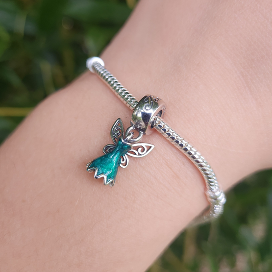 Apportez une touche d’élégance royale à votre collection avec ces Charm pendentif - Robes de Princesse, en argent sterling S925. Disponible en 12 modèles différents, chaque charm représente les robes emblématiques de vos princesses Disney préférées. Que ce soit la robe dorée de Belle, la robe bleue scintillante de Cendrillon, ou la tenue colorée de Jasmine, chaque robe est un hommage au style et à la magie de ces héroïnes intemporelles.