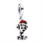 Célébrez les fêtes avec douceur grâce à ce charm pendentif en argent 925 représentant Rolly, le dalmatien espiègle de Disney, assis et coiffé d’un chapeau de Noël rouge. Ce bijou adorable capture l’esprit joyeux de Noël avec ses détails festifs et son expression malicieuse, parfait pour les fans des 101 Dalmatiens et des accessoires pleins de tendresse.