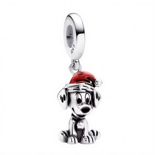 Célébrez les fêtes avec douceur grâce à ce charm pendentif en argent 925 représentant Rolly, le dalmatien espiègle de Disney, assis et coiffé d’un chapeau de Noël rouge. Ce bijou adorable capture l’esprit joyeux de Noël avec ses détails festifs et son expression malicieuse, parfait pour les fans des 101 Dalmatiens et des accessoires pleins de tendresse.