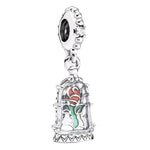 Apporte une touche romantique et féerique à ton bracelet avec ce charm pendentif rose Belle et la Bête. Inspiré de l’univers Disney, ce bijou met en valeur la célèbre rose enchantée avec un design raffiné, des détails délicats et une allure lumineuse. Un pendentif intemporel et plein de poésie, parfait pour les fans de Belle et la Bête et des pièces symboliques.

Caractéristiques :

- Matière : Argent 925.
- Design : Rose enchantée en version charm pendentif, avec finitions soignées.
- Dimensions : Taille d