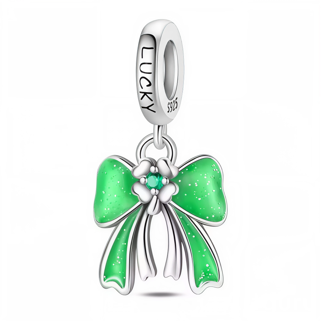 Ce charm porte‑bonheur arbore un grand ruban vert pailleté scintillant, avec une fleur centrale ornée d’un cristal vert étincelant, suspendu sous un anneau gravé « LUCKY S925 ». Les rubans ondulés et l’émail brillant capturent une élégance festive et lumineuse. Symbole de chance et de joie irlandaise, il illumine les bracelets avec optimisme et éclat.

Caractéristiques :

Matière : Argent 925 (S925) avec émail vert pailleté et cristal vert.
Design : Ruban vert double aile pailleté, fleur cristal au centre, 