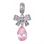 Ce charm féminin délicat arbore un grand nœud rose pâle serti de cristaux roses multiples sur les boucles et extrémités effilées, prolongé d'une goutte oblongue cristalline rose intense chatoyante. Les lignes fluides et scintillements subtils expriment grâce sophistiquée du pendentif. Symbole d'élégance raffinée et tendresse joyeuse, il noue les bracelets d'un éclat girly intemporel.

Caractéristiques

Matière : Argent 925 avec cristaux roses multiples.
Design : Nœud boucles serties, goutte suspendue chaîne