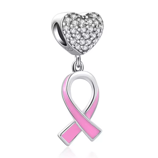 Exprimez votre soutien à la cause d'Octobre Rose avec ce charm émouvant alliant le ruban rose, symbole mondial de la lutte contre le cancer du sein, et un cœur, représentant l'amour, la solidarité et l’espoir. Fabriqué en argent 925, ce charm incarne la force et la résilience des personnes touchées par cette maladie, tout en ajoutant une touche élégante à votre collection.