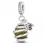 Apportez une touche de sophistication naturelle avec ce Charm - Ruche et Abeille, en argent sterling S925. Ce charm élégant symbolise la diligence et l'harmonie de la nature, avec une abeille délicatement posée sur une ruche. Un design qui capture la beauté de la pollinisation et le travail acharné des abeilles, parfait pour les amateurs de la nature et de la symbolique de la productivité.