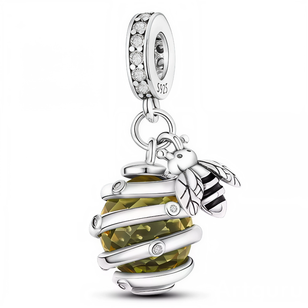Apportez une touche de sophistication naturelle avec ce Charm - Ruche et Abeille, en argent sterling S925. Ce charm élégant symbolise la diligence et l'harmonie de la nature, avec une abeille délicatement posée sur une ruche. Un design qui capture la beauté de la pollinisation et le travail acharné des abeilles, parfait pour les amateurs de la nature et de la symbolique de la productivité.