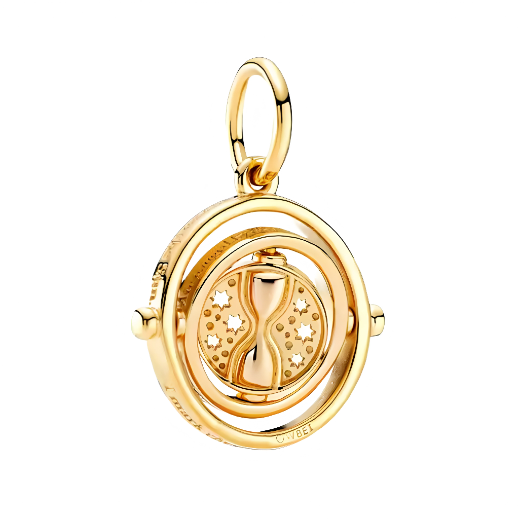 Remonte le temps avec ce charm Sablier Harry Potter plaqué or, inspiré du légendaire Retourneur de Temps d’Hermione Granger. Finement ciselé, son double anneau rotatif et son centre sablier miniature capturent la magie du temps suspendu à ton poignet. Son éclat doré évoque la Salle sur Demande et les couloirs enchantés de Poudlard. Compatible bracelets Pandora, ce bijou ensorcelé tourne au gré de tes aventures entre passé et présent. Sans nickel, plaqué or durable et Time-Turner approved, il séduit sorcière