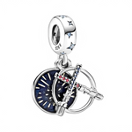 Duel de la Force avec ce charm sabre laser Star Wars en argent sterling 925, lame bleue ou rouge émaillée brillante, manche texturé ergonomique et effet glow activation. Ce symbole ultime des duels Jedi-Sith pend d’une bélière ronde lisse compatible bracelets Pandora pour un bijou lumineux épique. Poinçonné S925, sans nickel et kyber-proof, il tranche avec style dans l’espace. Idéal pour sabre fights, Conseil Jedi ou collectionneurs blades.

