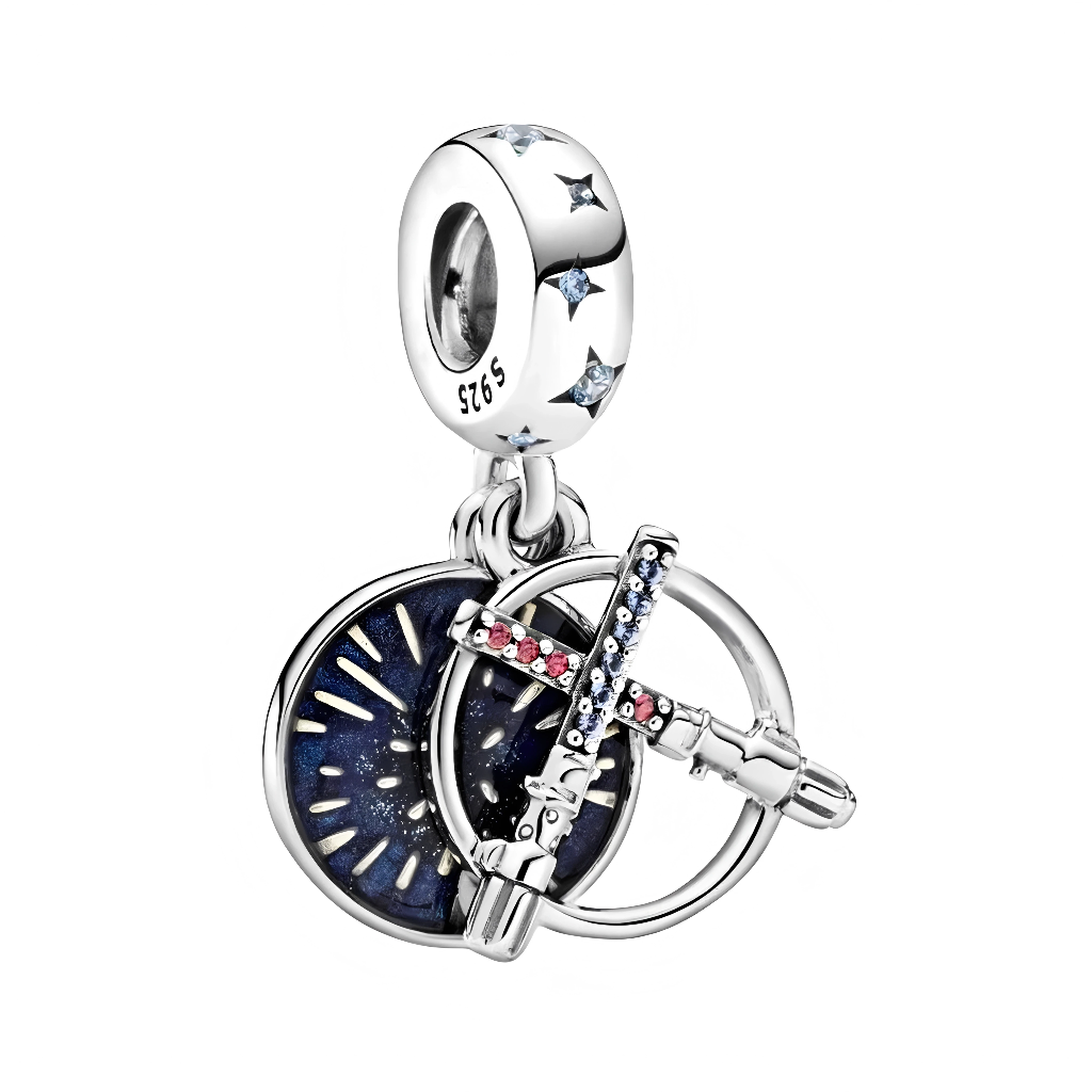 Duel de la Force avec ce charm sabre laser Star Wars en argent sterling 925, lame bleue ou rouge émaillée brillante, manche texturé ergonomique et effet glow activation. Ce symbole ultime des duels Jedi-Sith pend d’une bélière ronde lisse compatible bracelets Pandora pour un bijou lumineux épique. Poinçonné S925, sans nickel et kyber-proof, il tranche avec style dans l’espace. Idéal pour sabre fights, Conseil Jedi ou collectionneurs blades.

