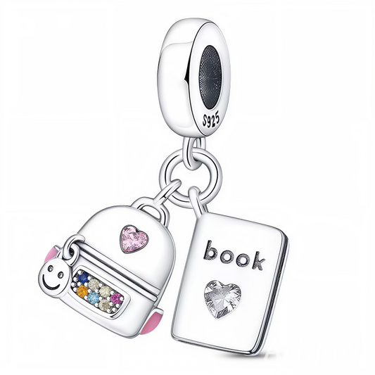 Exprimez votre amour pour l’apprentissage et l’aventure avec ce charm pendentif double en argent 925. Finement travaillé, il présente un petit sac à dos suspendu aux côtés d’un livre ouvert, gravé du mot "Book". L’ensemble crée une composition équilibrée, à la fois délicate et évocatrice. Que ce soit pour célébrer une rentrée, un voyage d’étude ou votre passion pour la lecture, ce bijou symbolique est le compagnon parfait de votre bracelet.