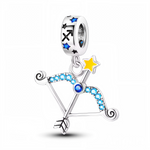 Exprimez votre esprit d’aventure et votre soif de liberté avec ce charm pendentif en argent 925, représentant un arc tendu prêt à libérer sa flèche. Ce design finement travaillé symbolise l’optimisme, la quête de vérité et l’énergie sans limite propres au signe de feu du Sagittaire. Les détails lumineux glow in the dark s’illuminent dans l’obscurité, ajoutant une touche magique et dynamique à ce bijou astrologique. Idéal pour les natifs du Sagittaire ou pour offrir un cadeau plein de sens.