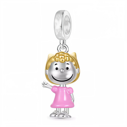 Sally Brown, la petite sœur adorable de Charlie Brown, rejoint votre collection de charms avec sa robe rose iconique et son ruban jaune éclatant. Ce pendentif en argent 925 capture parfaitement son caractère doux, espiègle et un brin rêveur. Une pièce délicate et pleine de charme, idéale pour les fans de l’univers Peanuts qui souhaitent ajouter une touche tendre et vintage à leurs bijoux !