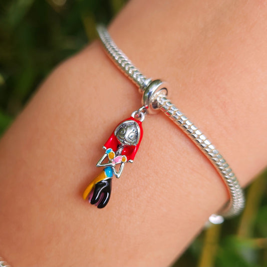 Ajoutez une touche de douceur mélancolique à votre collection avec ce charm représentant Sally, l'adorable et courageuse poupée de chiffon de L'Étrange Noël de Monsieur Jack. Conçu en argent sterling S925, ce charm capture parfaitement les détails cousus et l'aspect délicat de Sally, symbole de loyauté et d'amour éternel.

Le design détaillé de Sally, avec ses coutures visibles et son regard tendre, est idéal pour les fans du film culte et ceux qui apprécient les personnages touchants et uniques.&nbsp;