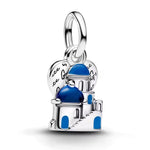 Apporte une touche d’évasion et de raffinement à ton bracelet avec ce charm pendentif inspiré de Santorin, en Grèce. Son design élégant évoque les célèbres maisons blanches, les dômes bleus et la beauté lumineuse des îles grecques, tout en ajoutant une note délicate et raffinée à ta collection. Un bijou symbolique et intemporel, parfait pour les amoureux de voyage, de mer et de paysages méditerranéens.

Caractéristiques :

-&nbsp;Matière : Argent 925.
-&nbsp;Design : Pendentif inspiré de Santorin avec finit